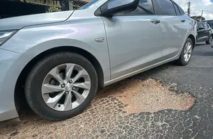Moradores reclamam de 'cratera' aberta na av. Barão de Castelo Branco, em Teresina (Foto: Conecta Piauí)