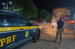 Motorista de ônibus sem qualificação é flagrado transportando estudantes em Picos (Foto: Divulgação/PRF)