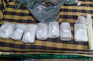 Mulher suspeita de tráfico é presa com grande quantidade de drogas em Timon (Foto: Divulgação/PMMA)