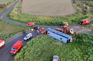 Ônibus tomba e deixa 11 mortos e 36 feridos em Minas Gerais (Foto: Divulgação/Corpo de Bombeiros)
