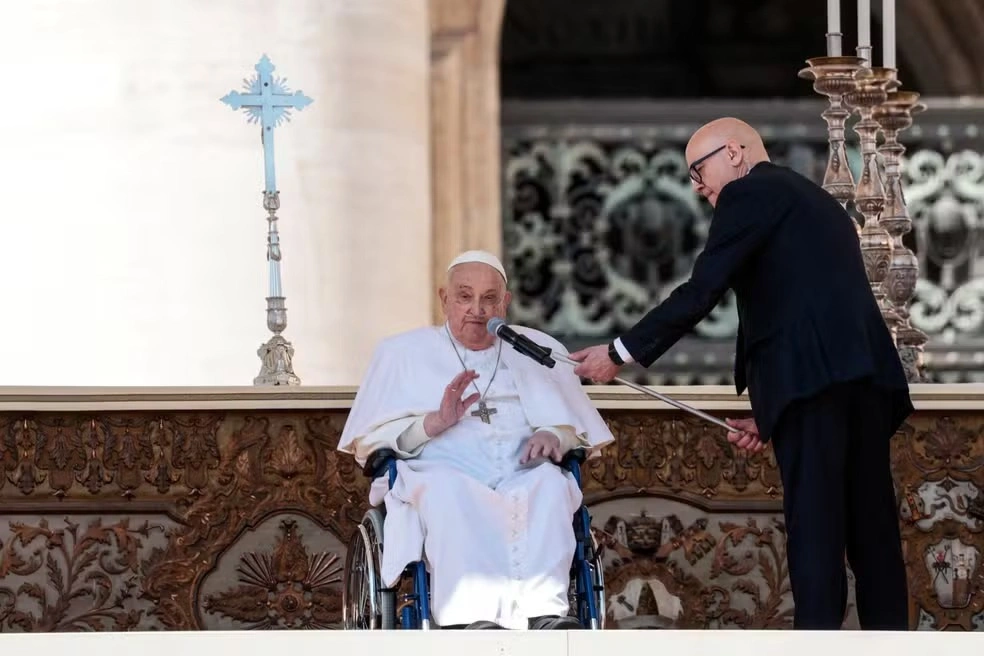 Papa faz primeira aparição após voltar ao Vaticano e fala com multidão