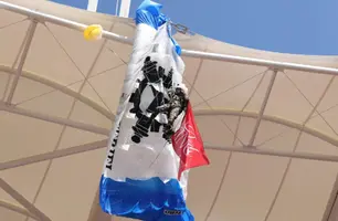 Paraquedista fica preso em cobertura de estádio (Foto: Getty Images)