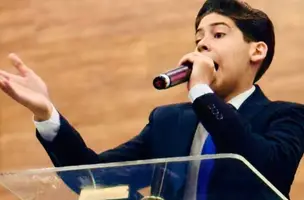 Pastor mirim é afastado de pregações após viralizar promovendo falsas curas (Foto: Reprodução)