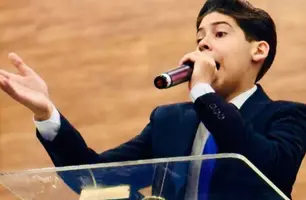 Pastor mirim é afastado de pregações após viralizar promovendo falsas curas (Foto: Reprodução)