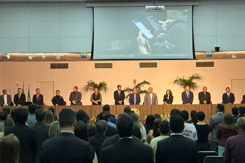 Polícia Civil do Piauí homenageia servidores com medalhas e troféus em Teresina