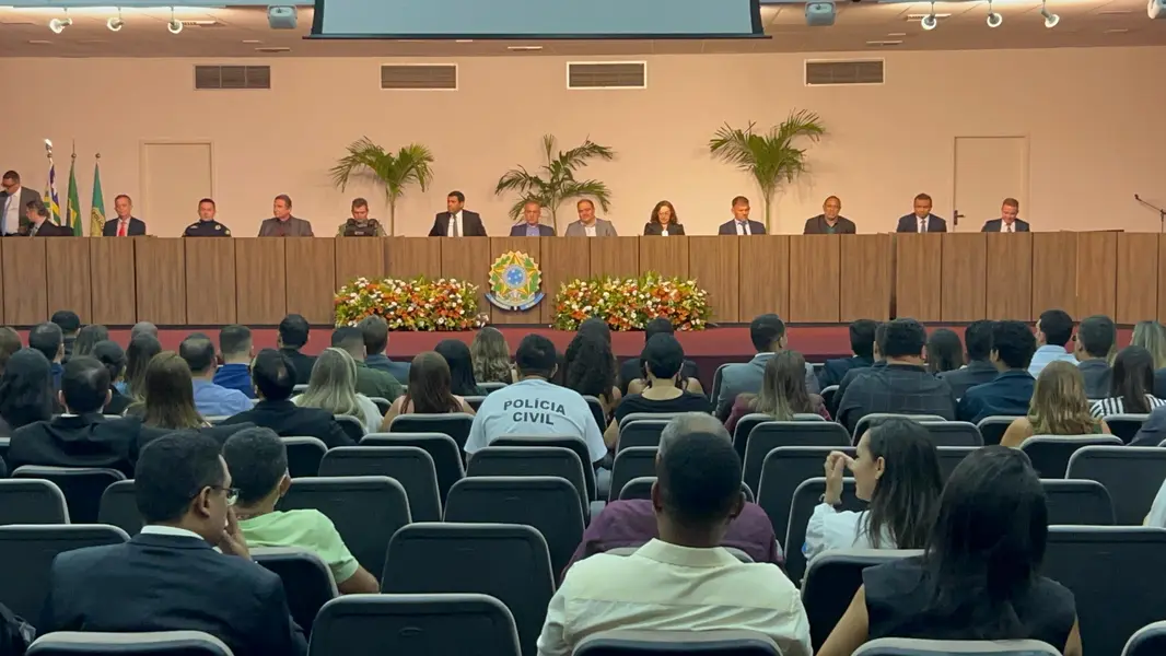 Polícia Civil do Piauí homenageia servidores com medalhas e troféus em Teresina