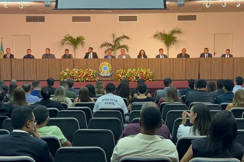 Polícia Civil do Piauí homenageia servidores com medalhas e troféus em Teresina