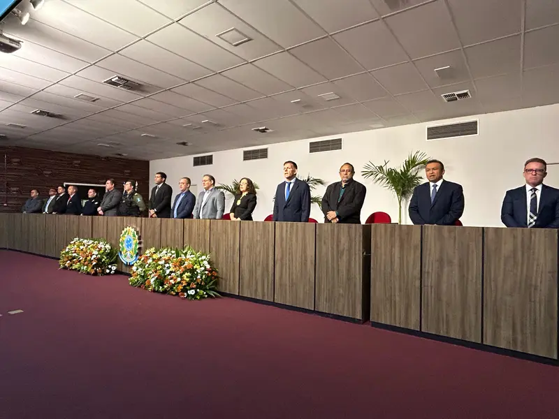Polícia Civil do Piauí homenageia servidores com medalhas e troféus em Teresina