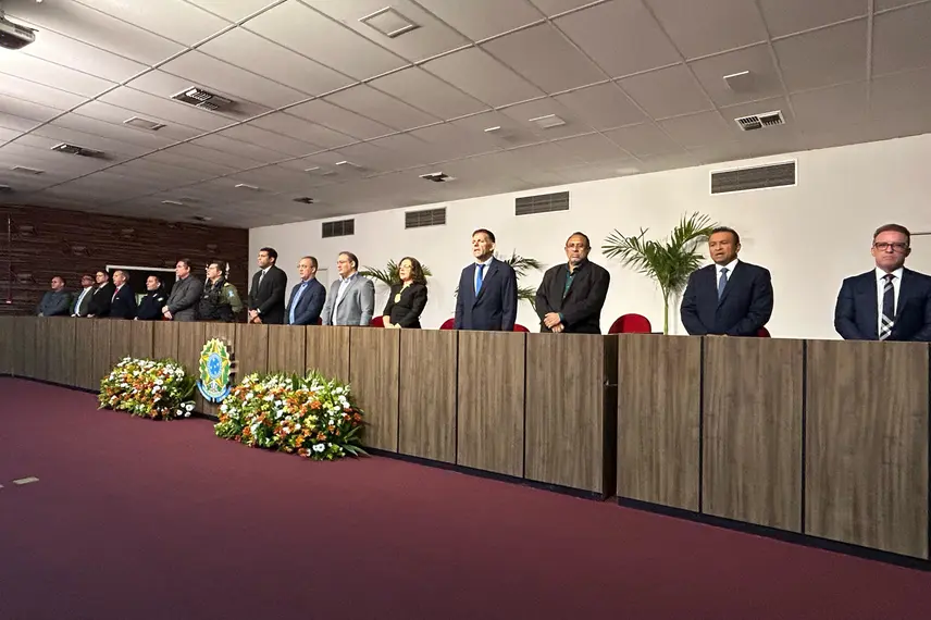 Polícia Civil do Piauí homenageia servidores com medalhas e troféus em Teresina