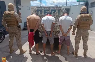 Polícia Militar prende trio com carro roubado (Foto: Reprodução)