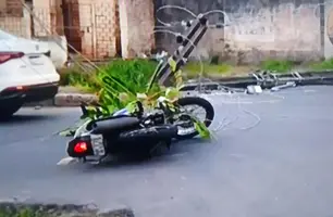 Poste cai e interdita avenida na zona Sul de Teresina; motociclista se acidentou (Foto: Reprodução)