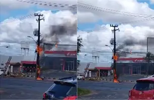 Poste pega fogo em frente a CN Motos na zona Sudeste de Teresina (Foto: Reprodução)