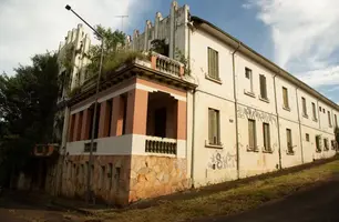 Prédio abandonado, coberto por mato (Foto: Severino Silva / Reprodução)