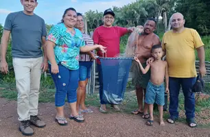 Prefeito Abdoral Melo entrega armadilhas de peixes em São João do Arraial (Foto: Reprodução)