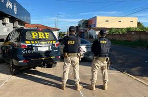 PRF recupera carro roubado após perseguição e prende suspeito em Valença do Piauí (Foto: Reprodução)