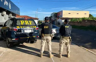 PRF recupera carro roubado após perseguição e prende suspeito em Valença do Piauí (Foto: Reprodução)