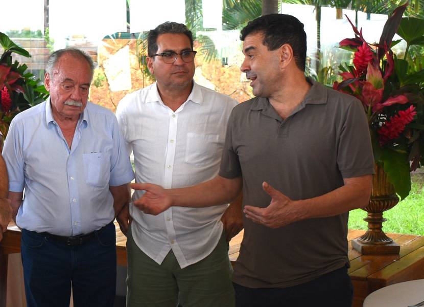 Robson de Oliveira e Cristiane Carvalho celebram aniversário em Demerval Lobão