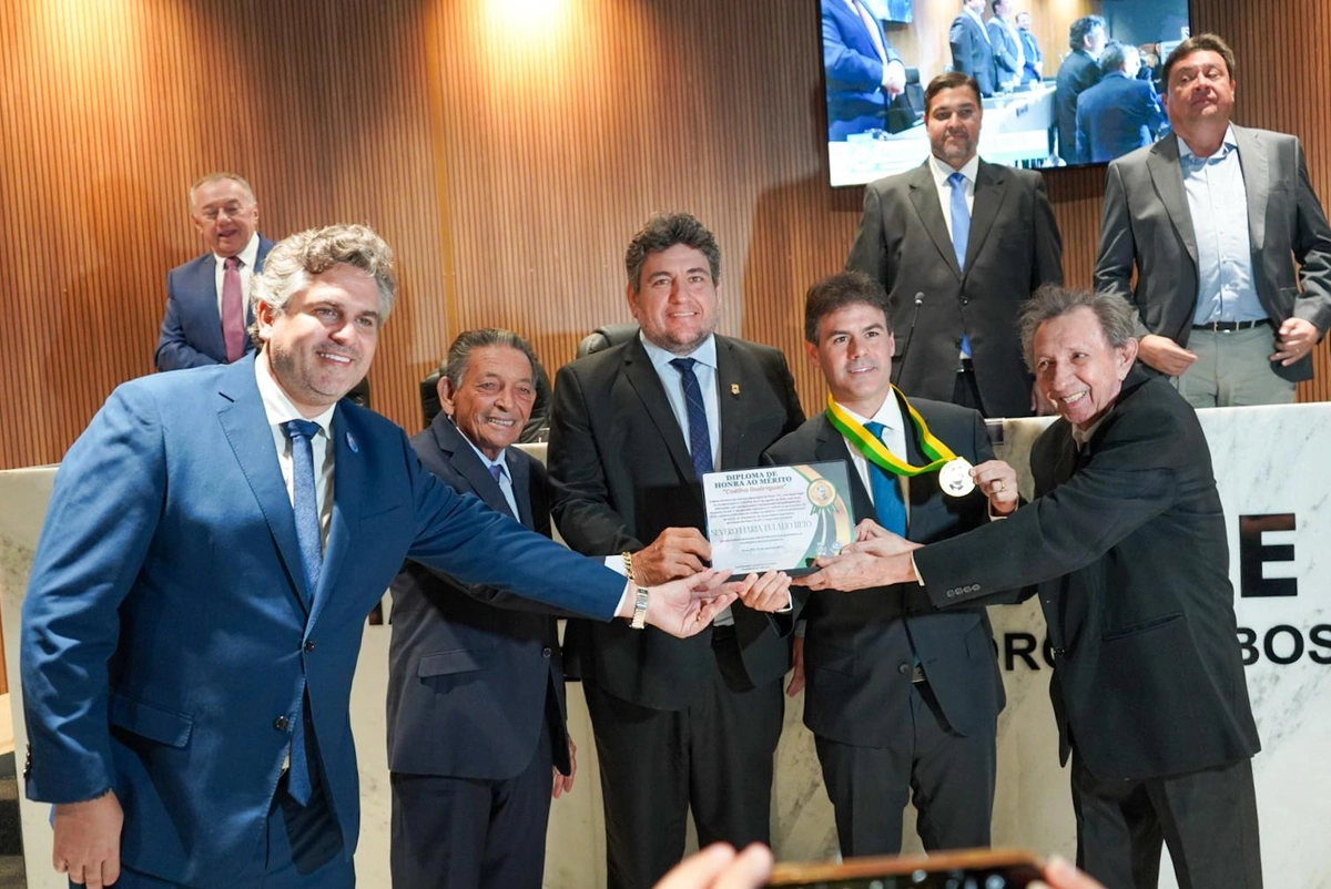 Severo Eulálio recebe Medalha do Mérito Coelho Rodrigues em Picos