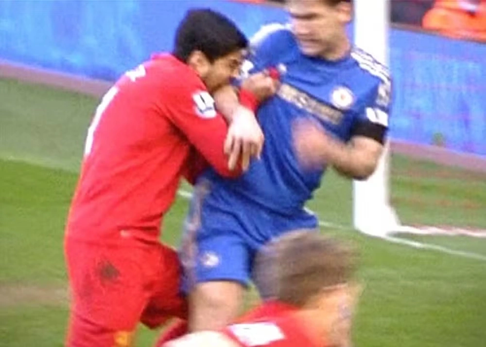 Suárez morde o braço de Branislav Ivanovic