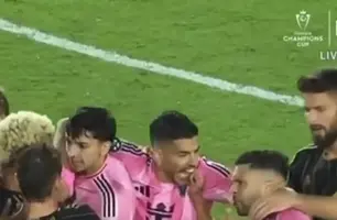 Suárez tenta morder companheiro de equipe (Foto: Reprodução)