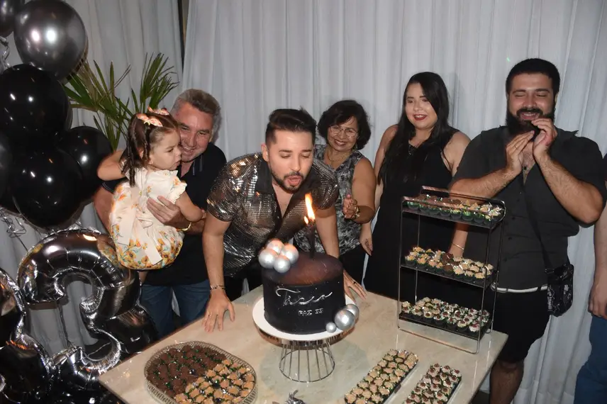 Tácio Baptista celebra aniversário em noite especial no Vito Fogo Tácio Baptista celebra aniversário em noite especial no Vito Fogo