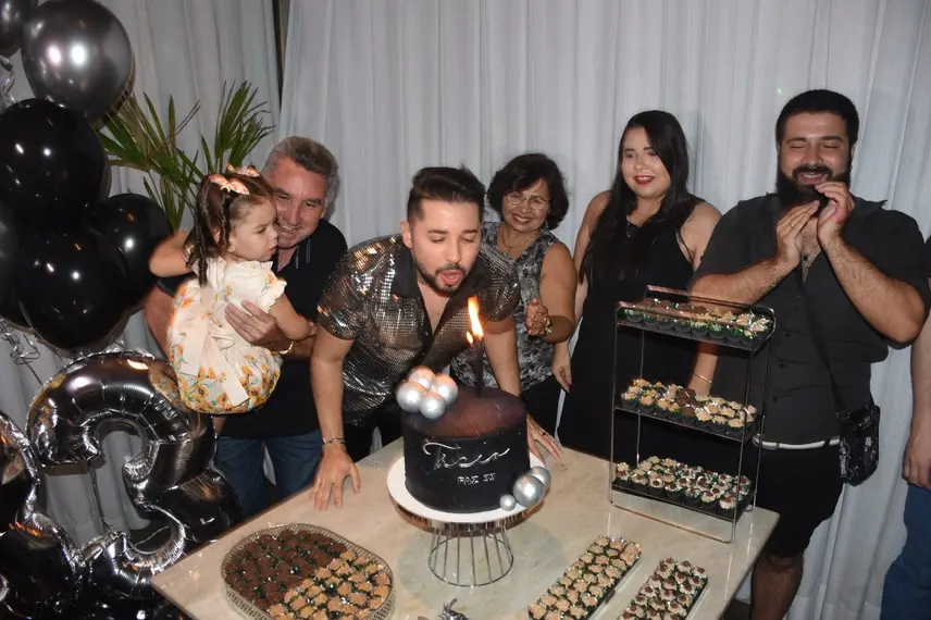 Tácio Baptista celebra aniversário em noite especial no Vito Fogo