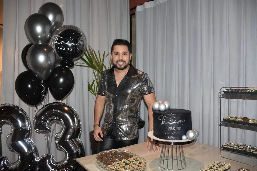 Tácio Baptista celebra aniversário em noite especial no Vito Fogo