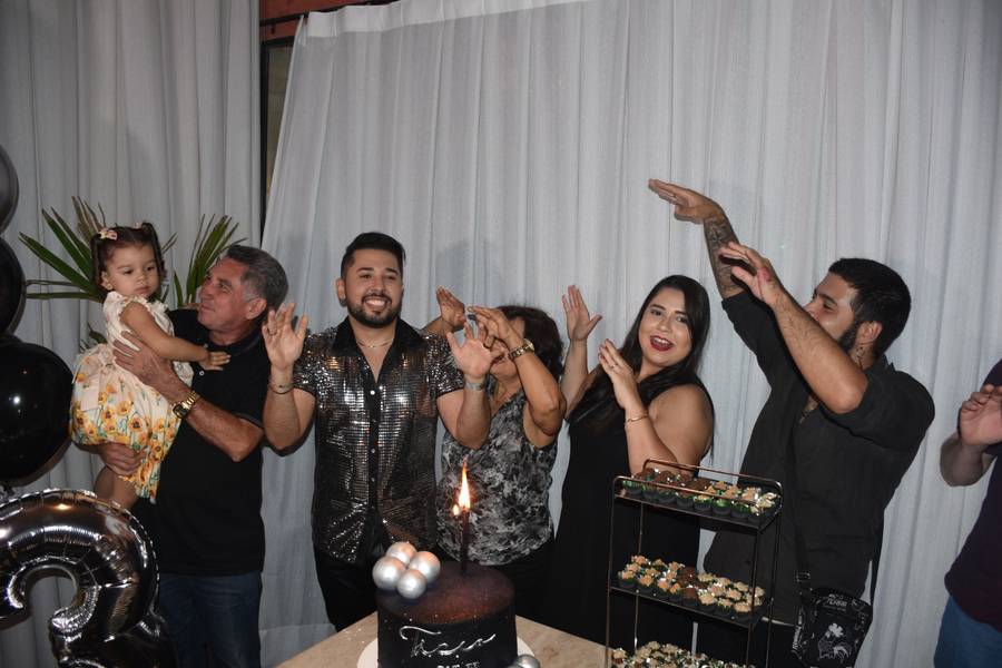 Tácio Baptista celebra aniversário em noite especial no Vito Fogo