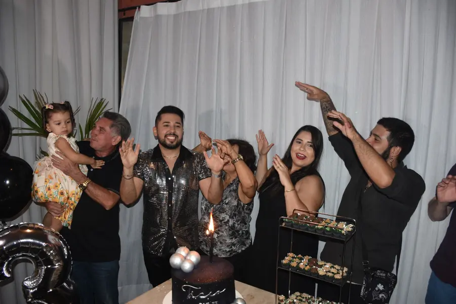 Tácio Baptista celebra aniversário em noite especial no Vito Fogo