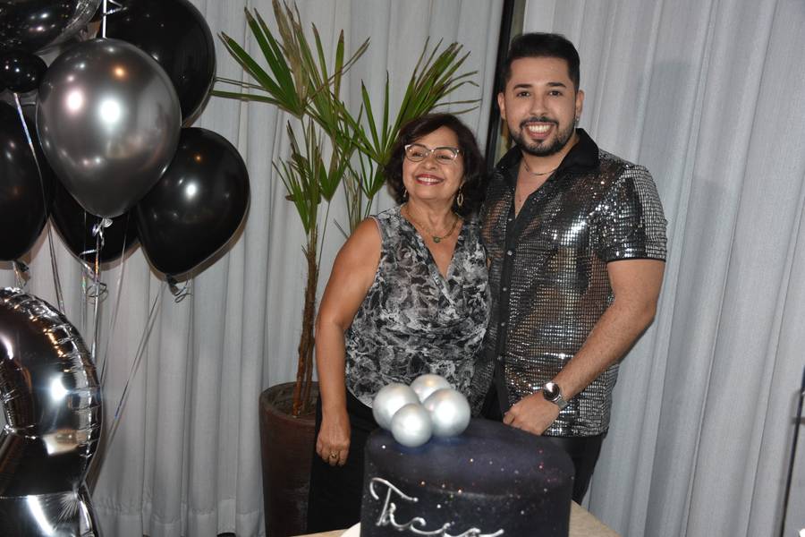 Tácio Baptista celebra aniversário em noite especial no Vito Fogo