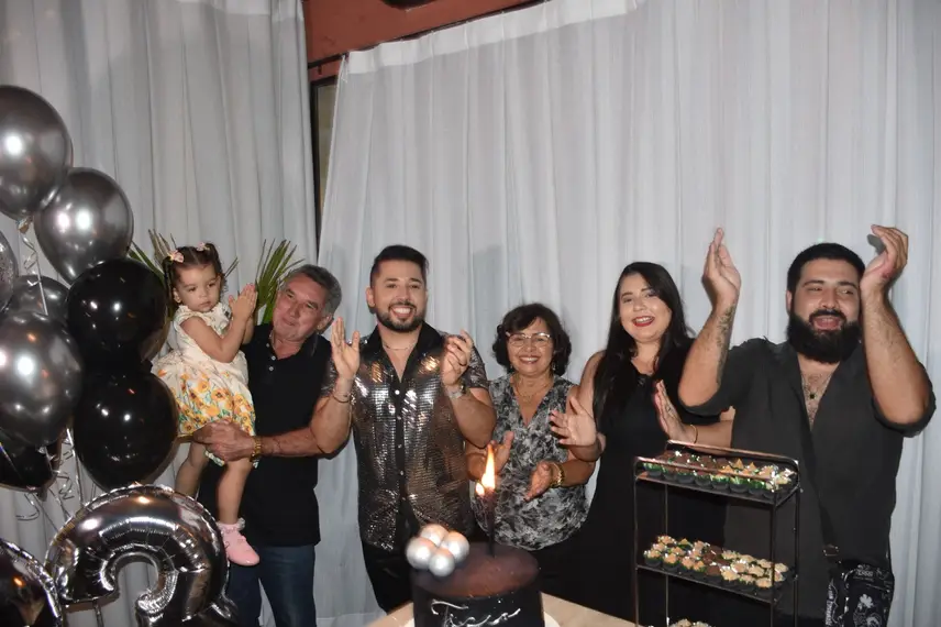 Tácio Baptista celebra aniversário em noite especial no Vito Fogo Tácio Baptista celebra aniversário em noite especial no Vito Fogo