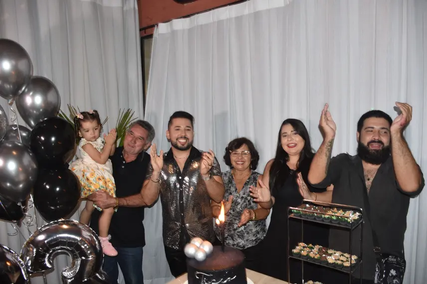 Tácio Baptista celebra aniversário em noite especial no Vito Fogo