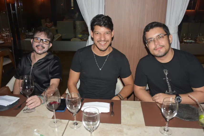 Tácio Baptista celebra aniversário em noite especial no Vito Fogo Tácio Baptista celebra aniversário em noite especial no Vito Fogo