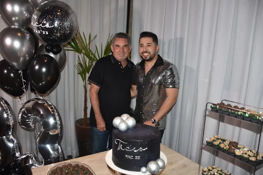 Tácio Baptista celebra aniversário em noite especial no Vito Fogo Tácio Baptista celebra aniversário em noite especial no Vito Fogo