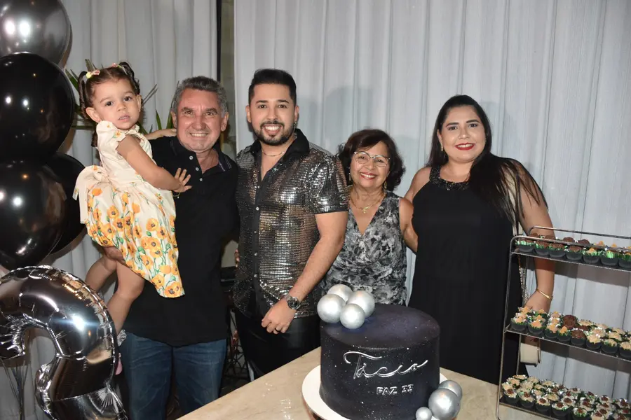 Tácio Baptista celebra aniversário em noite especial no Vito Fogo