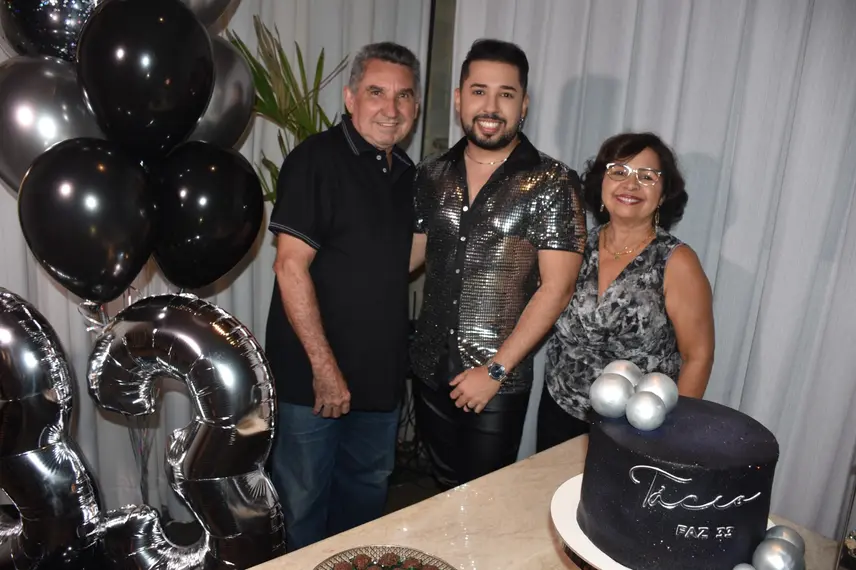 Tácio Baptista celebra aniversário em noite especial no Vito Fogo