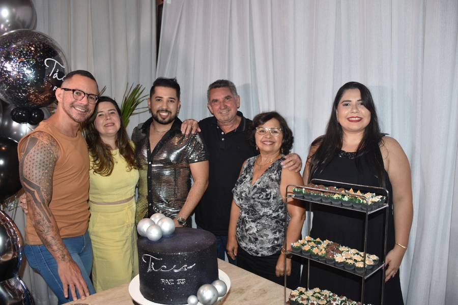 Tácio Baptista celebra aniversário em noite especial no Vito Fogo