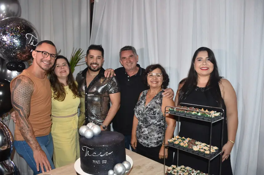 Tácio Baptista celebra aniversário em noite especial no Vito Fogo Tácio Baptista celebra aniversário em noite especial no Vito Fogo