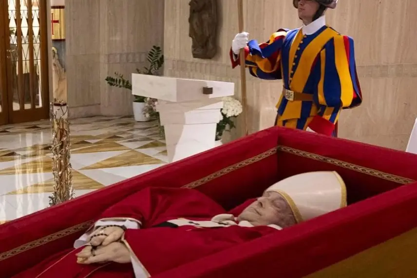 Vaticano divulga primeiras imagens do Papa Francisco em primeiros ritos fúnebres