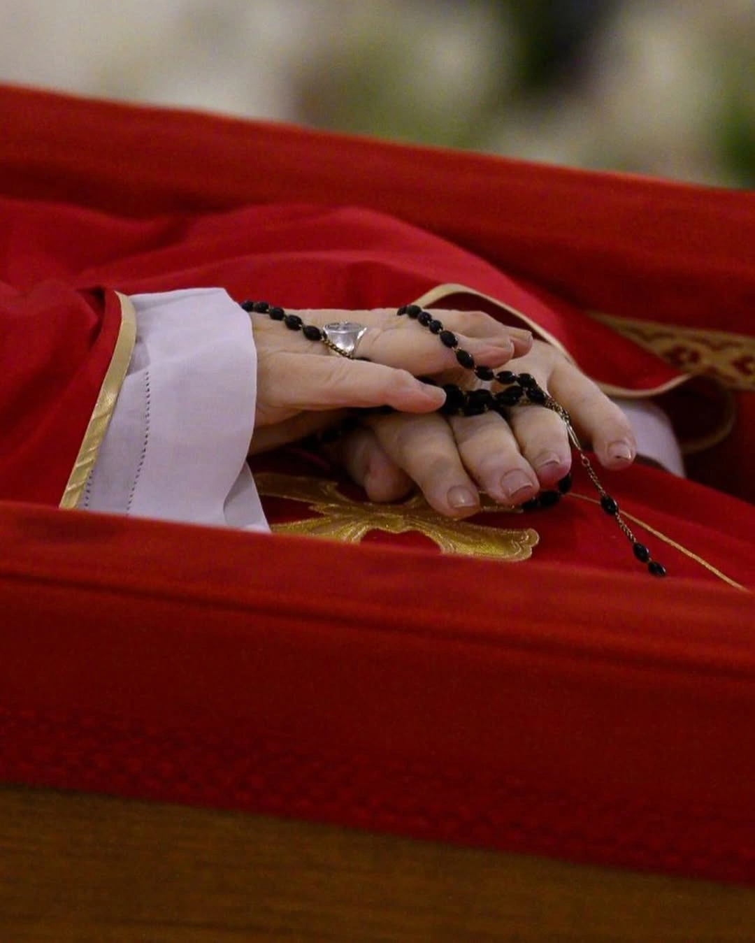 Vaticano divulga primeiras imagens do Papa Francisco em primeiros ritos fúnebres