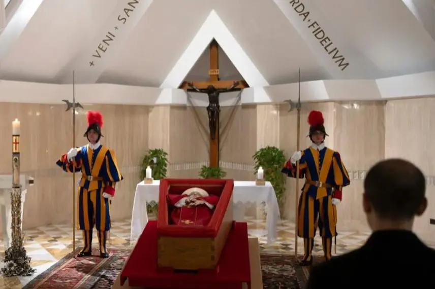 Vaticano divulga primeiras imagens do Papa Francisco em primeiros ritos fúnebres