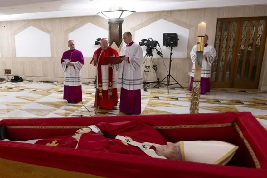 Vaticano divulga primeiras imagens do Papa Francisco em primeiros ritos fúnebres