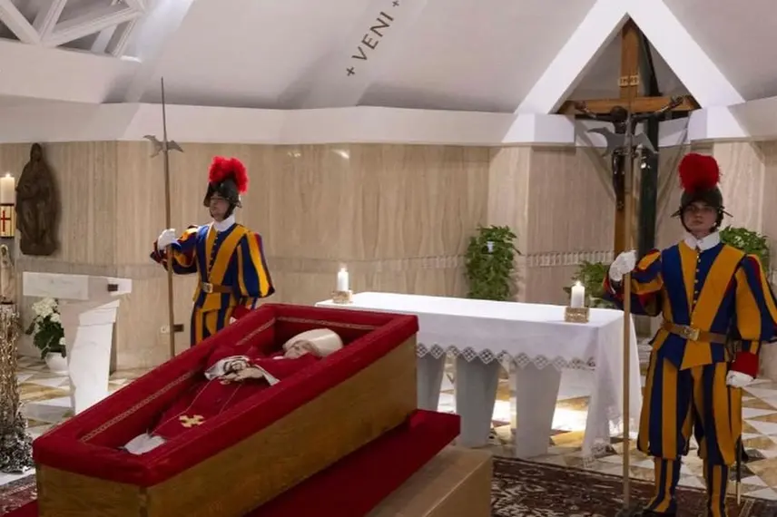 Vaticano divulga primeiras imagens do Papa Francisco em primeiros ritos fúnebres