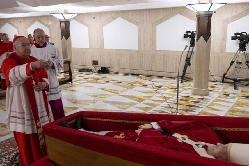 Vaticano divulga primeiras imagens do Papa Francisco em primeiros ritos fúnebres Vaticano divulga primeiras imagens do Papa Francisco em primeiros ritos fúnebres
