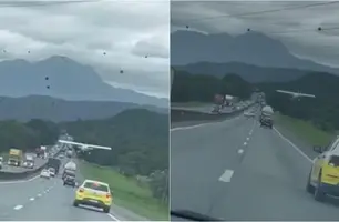 Vídeo: avião monomotor faz pouso forçado em meio a carros e caminhões em SC (Foto: Reprodução)