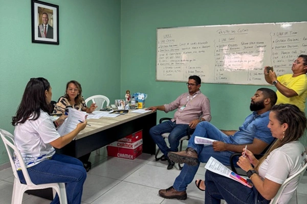 Acima o diretor da Ciretran de Timon Raylton Costa (de barba), Professora Sueli Mendes (centro da foto de óculos), Carla Sabóia (blusa branca), Reginaldo Sibá (de óculos e crachá) durante a reunião desta terça (20)