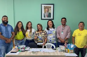 Acima o diretor  da Ciretran de Timon Raylton Costa (de barba), Professora Sueli Mendes (centro da foto de óculos), Carla Sabóia (blusa branca), Reginaldo Sibá (de óculos e crachá) durante a reunião desta terça (20) (Foto: Reprodução)