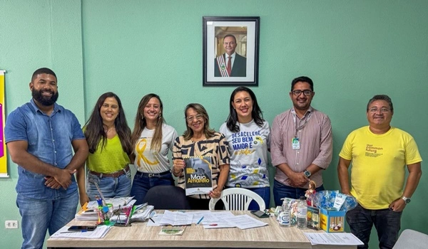 Acima o diretor da Ciretran de Timon Raylton Costa (de barba), Professora Sueli Mendes (centro da foto de óculos), Carla Sabóia (blusa branca), Reginaldo Sibá (de óculos e crachá) durante a reunião desta terça (20)