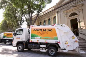 Caminhão de limpeza em frente a PMT (Foto: Reprodução/Prefeitura Municipal de Teresina)