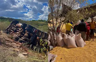 Carreta carregada de milho tomba para evitar colisão na PI-245 no Piauí (Foto: Reprodução)